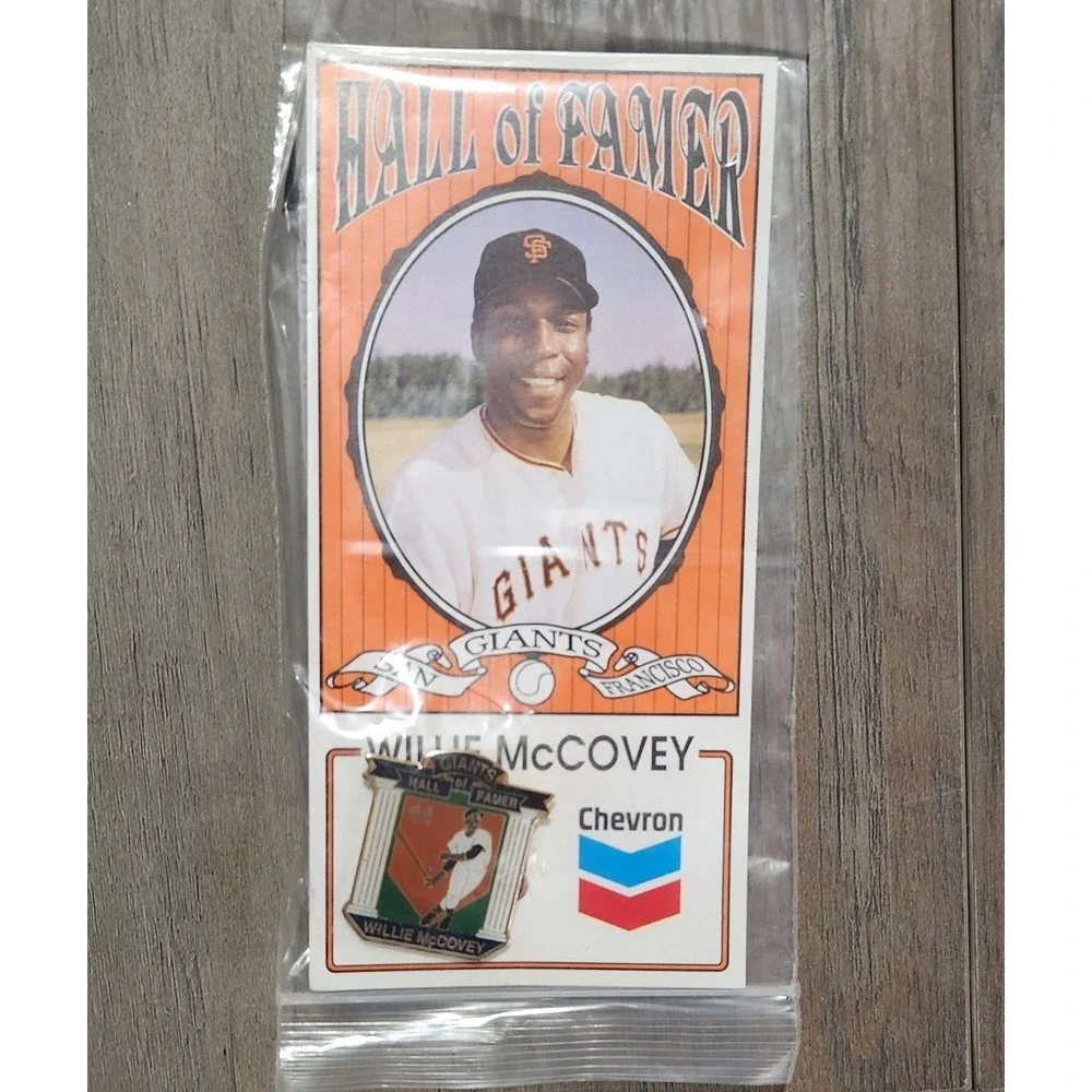 Hall Of Famer San Francisco Giants Willie McCovey Pin With Baseball Card